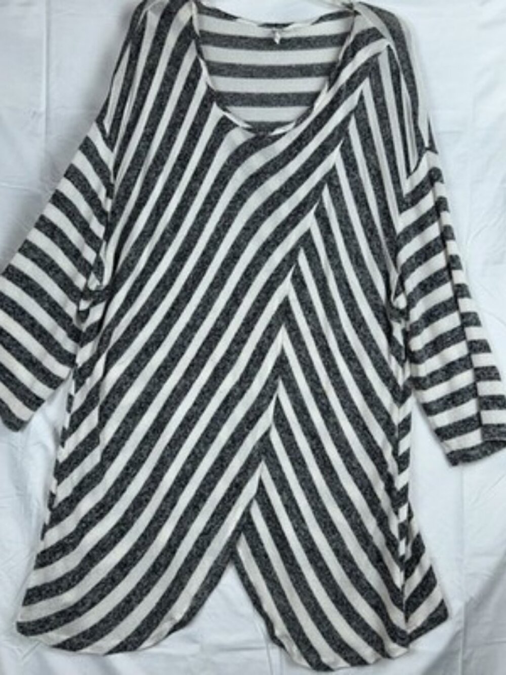 Cato's Sz 27/28 Womens Pull Over Blouse Sweater Black And White Airy Flowy